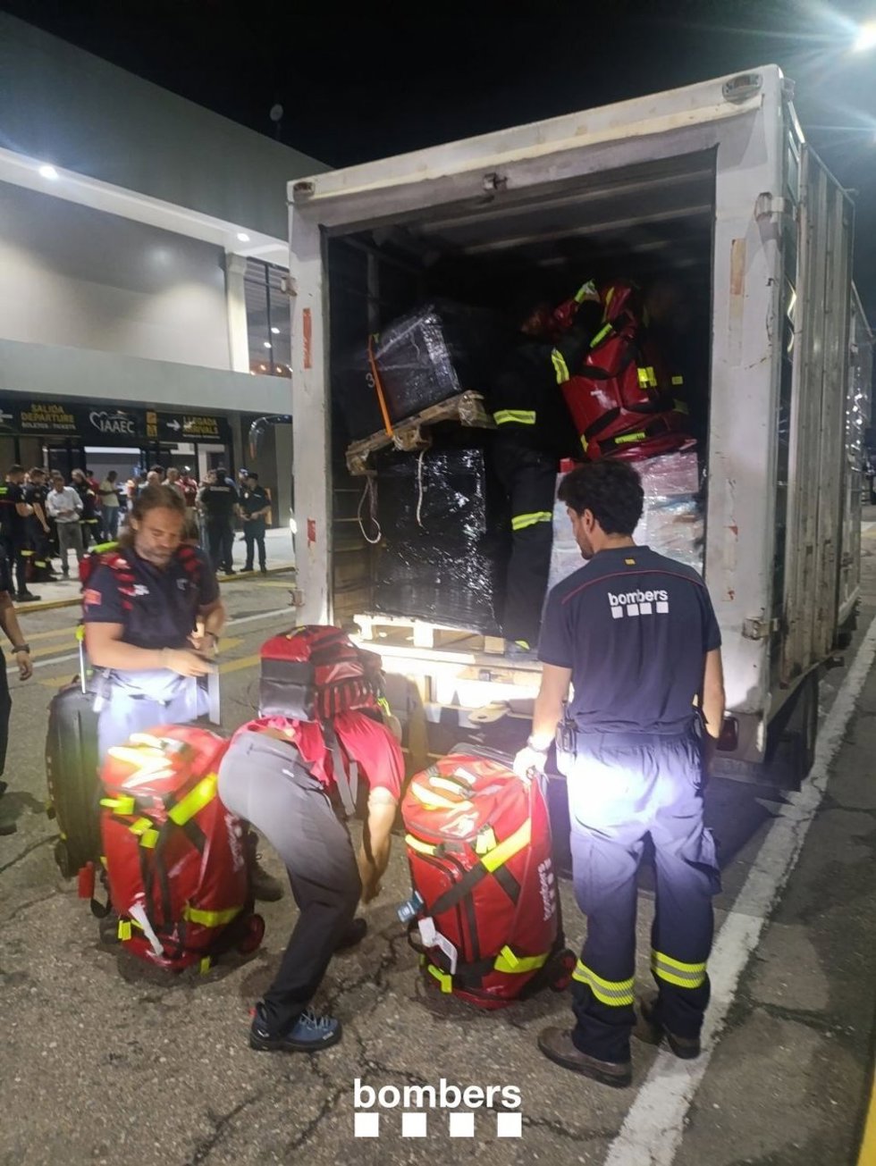 Bomberos catalanes a su llegada a Venezuela