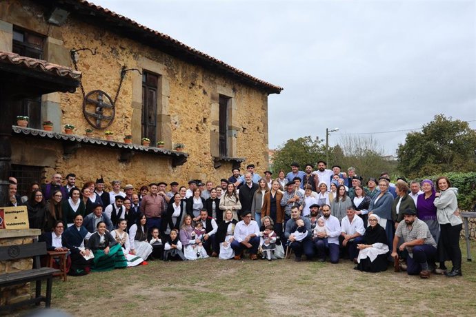 Archivo - Los Reyes, la princesa Leonor y la Infanta Sofía durante el acto de entrega del premio al ‘Pueblo Ejemplar de Asturias 2025, a 25 de octubre de 2025, en Valdesoto, Sieto, Asturias (España). 