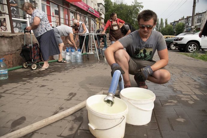 Archivo - Imagen de distribución y racionamiento de agua en Zaporiyia (Ucrania)