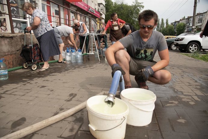 Archivo - Arquivo - 20 de julho de 2023: Moradores da cidade de Zaporizhia recebem abastecimento de água potável pela rede de adutagem. Isso se deve à crise de água potável que a cidade vem enfrentando devido aos constantes ataques dos russos, que causara