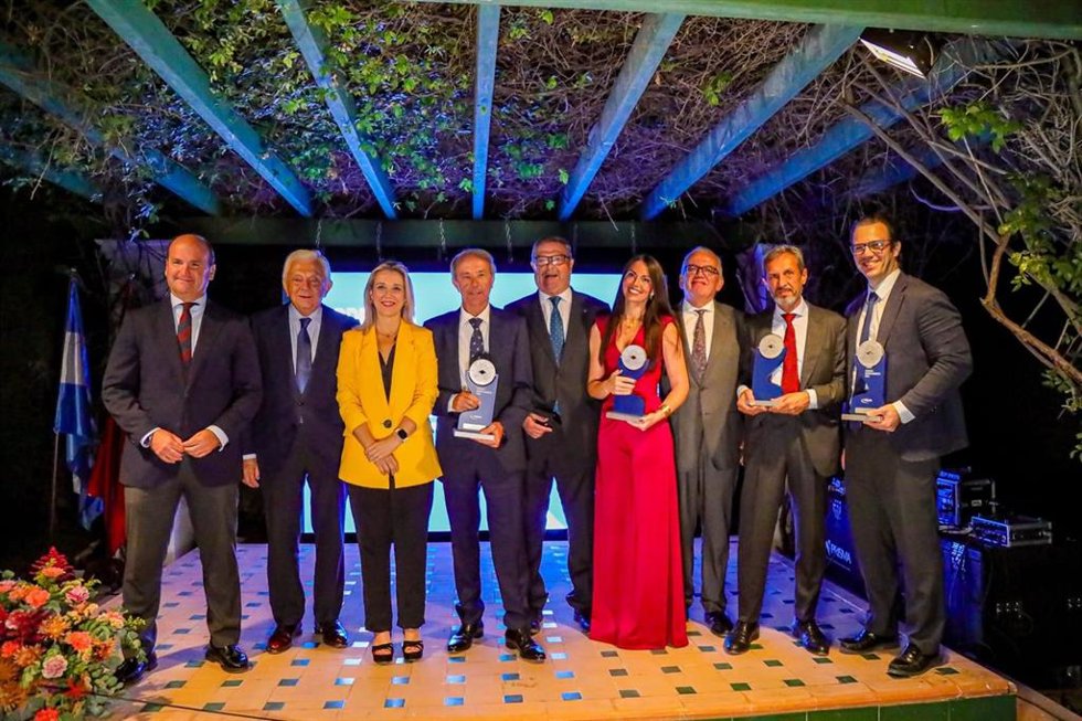 Foto de familia, con la alcaldesa de Alcalá en el centro, de los premiados por FICA