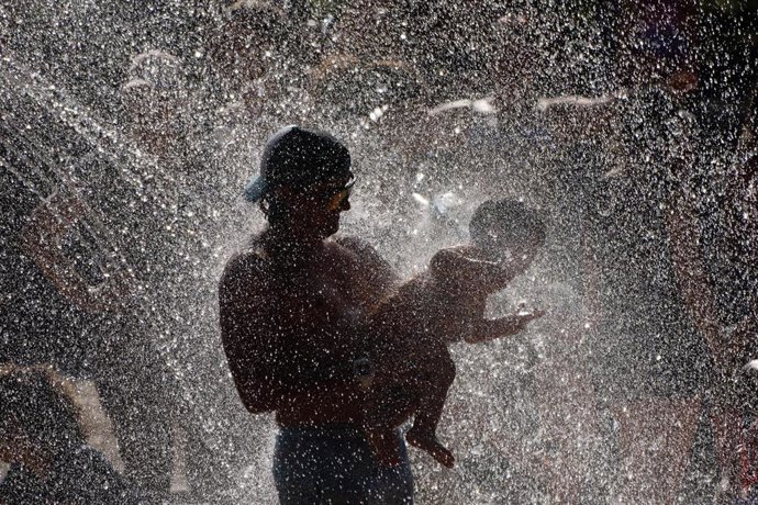 Los alemanes se refrescan en un parque de Frankfurt durante la ola de calor que azota el país 