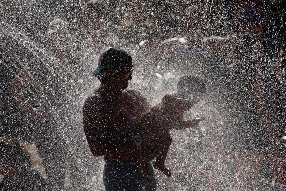 Los alemanes se refrescan en un parque de Frankfurt durante la ola de calor que azota el país 