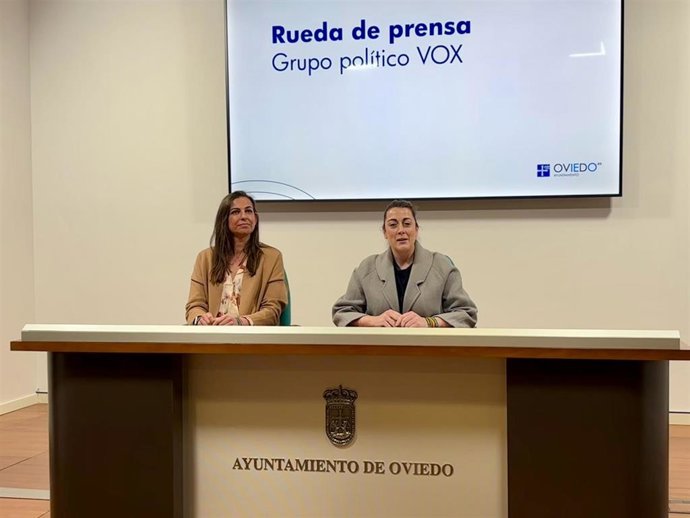 Archivo - La concejal de Vox, Alejandra González y la portavoz de Vox en el Ayuntamiento de Oviedo, Sonsoles Peralta.