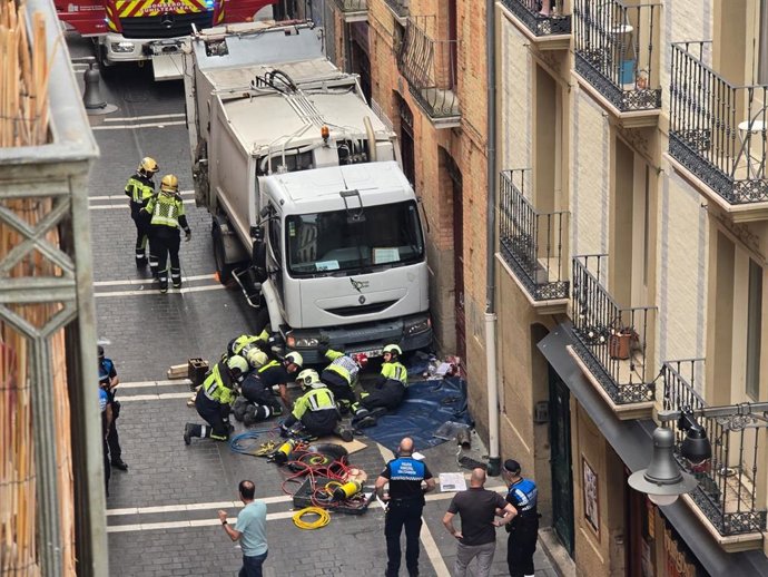 Un camión de la basura atropella a varias personas al perder el control en la plaza Navarrería de Pamplona.