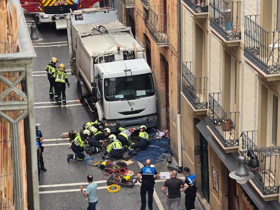Un camión de la basura atropella a varias personas al perder el control en la plaza Navarrería de Pamplona.