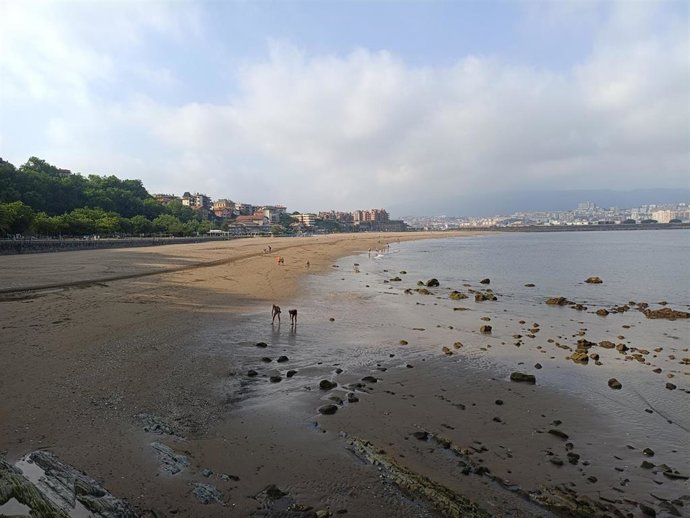 Cielos con nubes en la costa vizcaína.