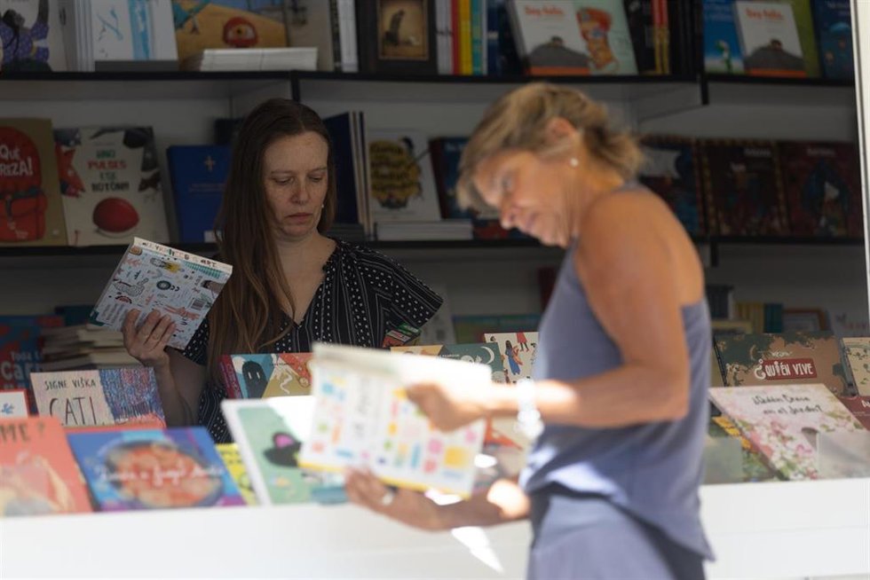 Librero en la caseta de una Feria del Libro, como imagen de recurso