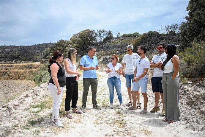 El vicepresidente primero de las Cortes de Aragón y diputado por la provincia de Huesca, Fernando Sabés, en el centro, de azul, durante su visita a Fonz.