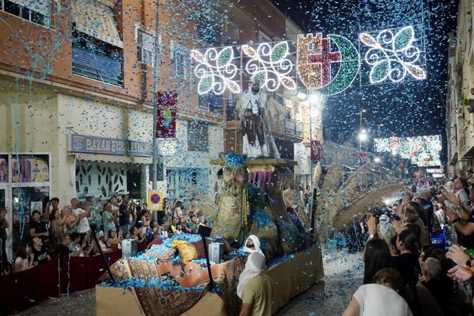 Las fiestas de Moros y Cristianos de Santomera, declaradas de Interés Turístico Regional, vivieron este sábado su jornada más esperada con la celebración del Gran Desfile