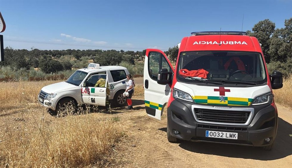 Cruz Roja de Extremadura participa en el operativo para extinguir un incendio forestal declarado en el término municipal de Castuera, a 28 de junio de 2026.