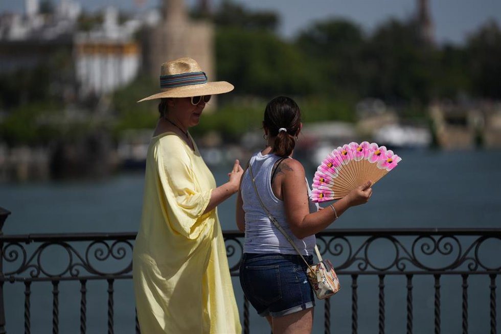 Archivo - Personas vestidas con ropa veraniega paseando.