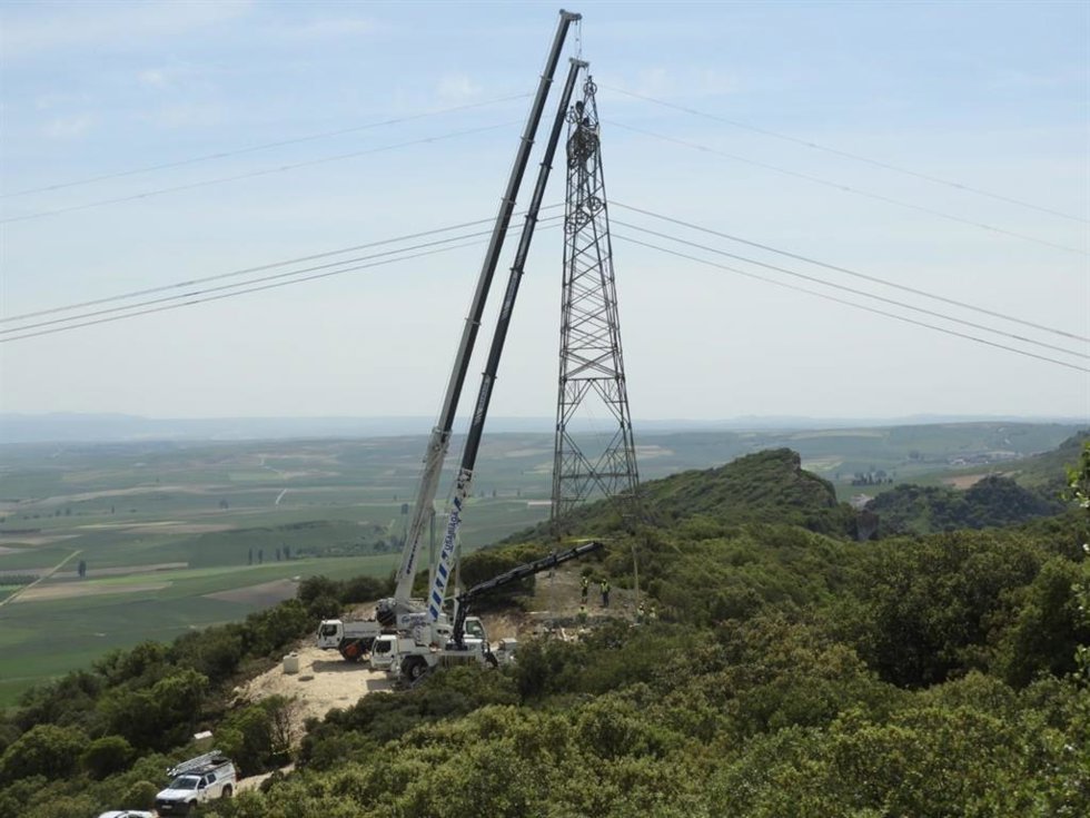 Red Eléctrica culmina la repotenciación de la línea Barcina -Santa Eng racia