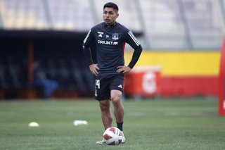 Archivo - Futbol, Universidad Catolica vs Colo Colo. Final regional ida, Copa Chile 2023. El jugador de Colo Colo Jordhy Thompson es fotografiado durante el partido de Copa Chile contra Universidad Catolica disputado en el estadio Santa Laura en Santiago,