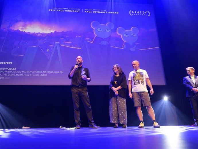 Equipo de la película de animación 'Decorado' recibe el Premio Paul Grimault en el Festival de Annecy (Francia).