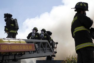 Vina de Mar, 11 de abril de 2022. Bomberos trabaja para controlar un incendio estructural que afecta a la fabrica de empanadas Lucia ubicada en calle Limache esquina calle Crucero, a un costado del terminal de buses. Andres Pina/Aton Chile