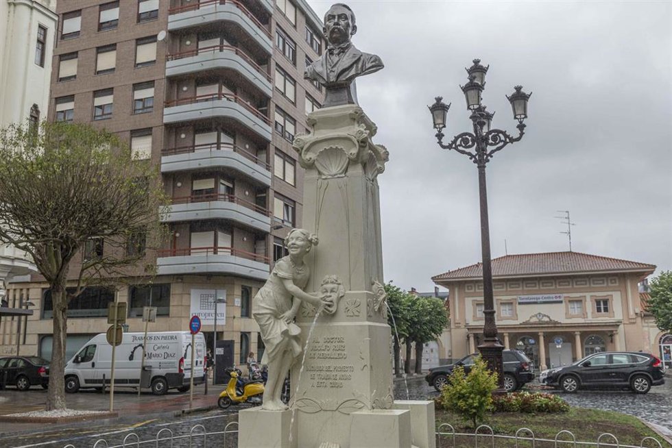 Torrelavega recupera la fuente y el busto del doctor Adolfo Ruiz Rebolledo