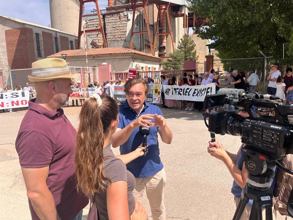 El portavoz de teruel Existe, Tomás Guitarte, atiende a los medios de comunicación durante la concentración de este domingo frente a la central de Escucha.
