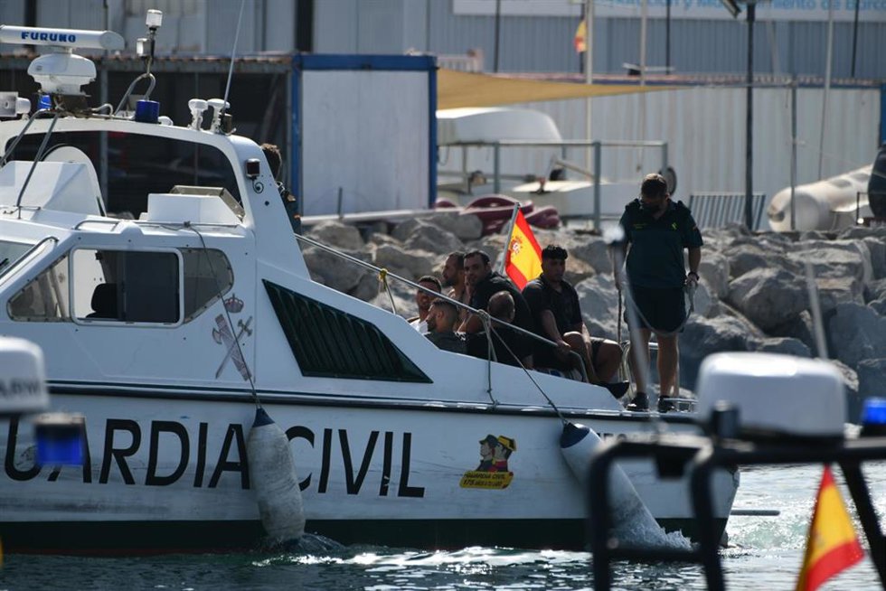 Archivo - Una lancha de la Guardia Civil lleva a 13 migrantes a bordo, a 9 de agosto de 2021, en Calamocarro, Ceuta, (España). 
