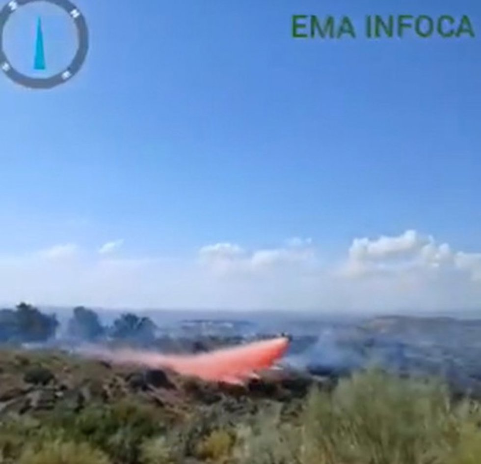 Imagen del Infoca estabilizando el incendio forestal en Linares (Jaén).