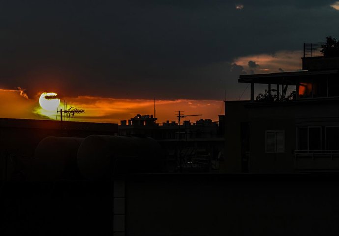 24 de junho de 2026, Tirana, Tirana, Albânia: O pôr do sol é visto sobre Tirana, na Albânia, em 24 de junho de 2026, enquanto as temperaturas atingem 36 graus durante o dia. Vários países europeus emitiram alertas de saúde nesta semana sobre as altas temp