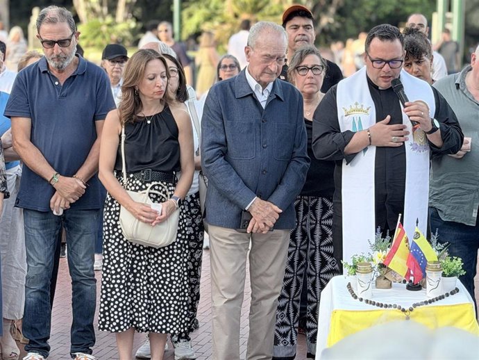 El alcalde de Málaga, Francisco de la Torre, junto a la presidenta provincial del PP, Patricia Navarro, y otros representantes de la formación en la vigilia por las víctimas y damnificados por los terremotos de Venezuela.