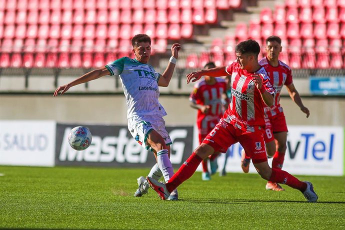 Futbol, Union La Calera vs Santiago Wanderers Fecha 4, Copa Chile 2026 El jugador de Santiago Wanderers, Cristobal Villarroel, izquierda, disputa el balon contra Vicente Lavin de Union La Calera durante el partido de Copa Chile, disputado en el estadio