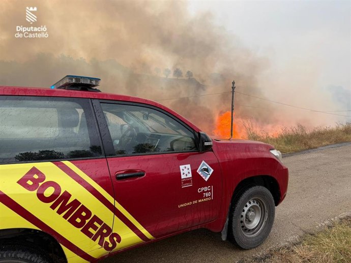 Bomberos en el incendio de Forcall
