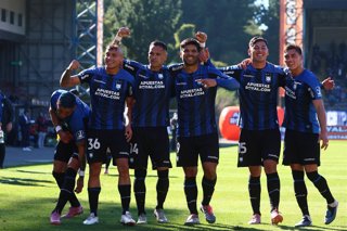 Futbol, Huachipato vs Union La Calera Decimosegunda fecha, campeonato Nacional 2026. El jugador de Huachipato Lionel Altamirano, centro, celebra con sus compañeros su gol contra Union La Calera durante el partido de primera division disputado en el