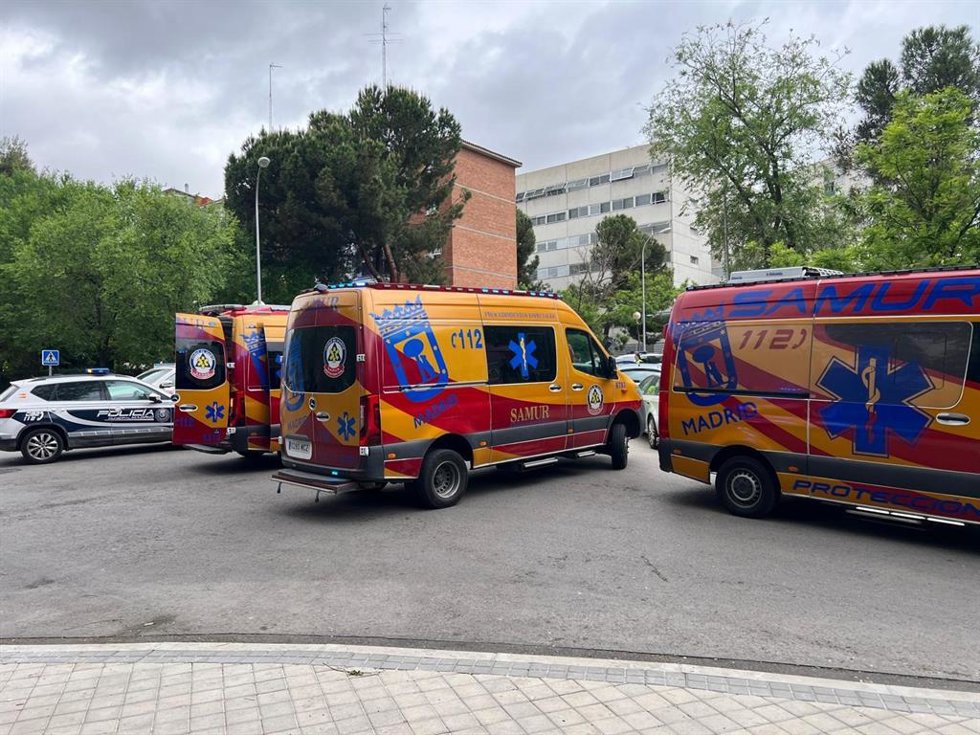 Archivo - Ambulancias de Samur-Protección Civil y coche patrulla de la Policía Municipal de Madrid en el distrito de Latina