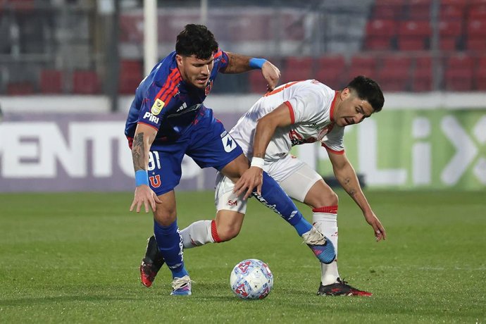 Futbol, Universidad de Chile vs Union San Felipe Fecha 4, Copa Chile 2026. El jugador de Universidad de Chile Bianneider Tamayo, izquierda, disputa el balon con el defensa de Union San Felipe durante un partido de Copa Chile realizado en el estadio
