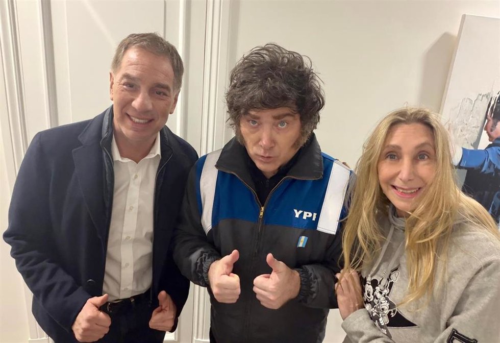 El nuevo jefe de Gabinete, Diego Santilli, el presidente de Argentina, Javier Milei, y la secretaria general de la Nación, Karina Milei