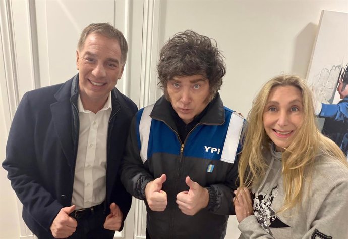 O novo chefe de Gabinete, Diego Santilli, o presidente da Argentina, Javier Milei, e a secretária-geral da Nação, Karina Milei