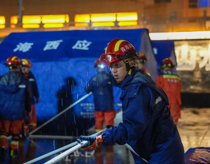 Archivo - Bomberos de China acuden al lugar de un terremoto de 6,3