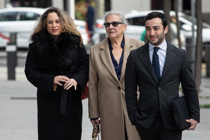 Archivo - La empresaria Carmen Pano(d), y su hija, Leonor González Pano(i), a su llegada a la Audiencia Nacional de Génova, a 18 de febrero de 2025, en Madrid (España). 