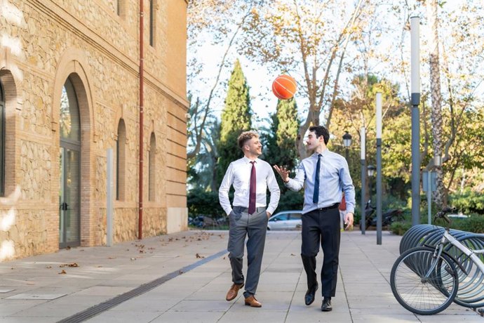 Archivo - Dos emprendedores alegres con una balón de baloncesto.