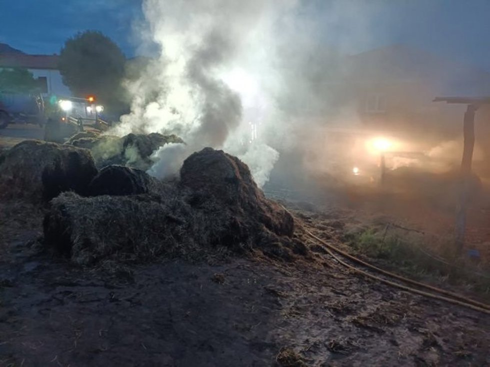 Se queman 80 pacas de hierba en una ganadería de Orejo