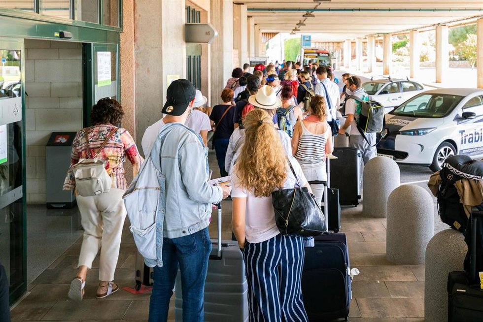 Archivo - Turistas en un aeropuerto de Baleares.