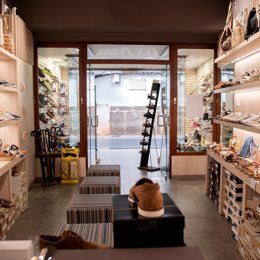 Archivo - Interior de una zapatería