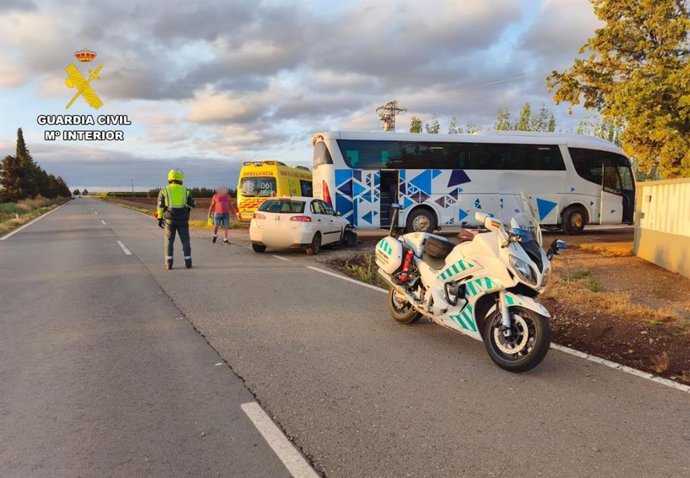 Autobús y turismo implicados en el accidente de esta mañana en la A-1304, en Alfamén (Zaragoza).