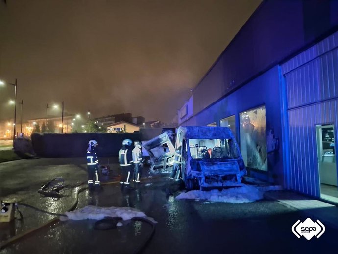 Incendio de una  furgoneta camperizada en Siero