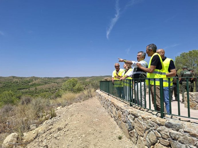 El consejero de Medio Ambiente, Universidades, Investigación y Mar Menor, Juan María Vázquez, visita el paraje de Coto Cuadros