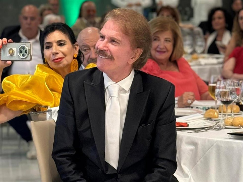 Edmundo Arrocet en los premios Sancho Panza de ASHUMES