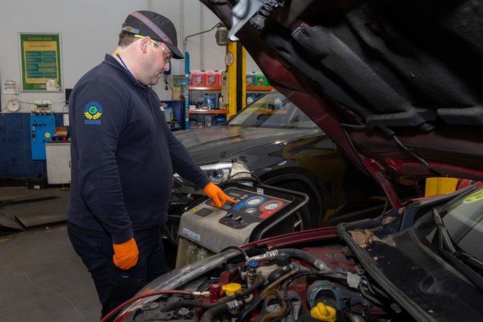 Archivo - Conducir con más de 35 grados en el interior de un coche eleva un 25% el riesgo de accidente