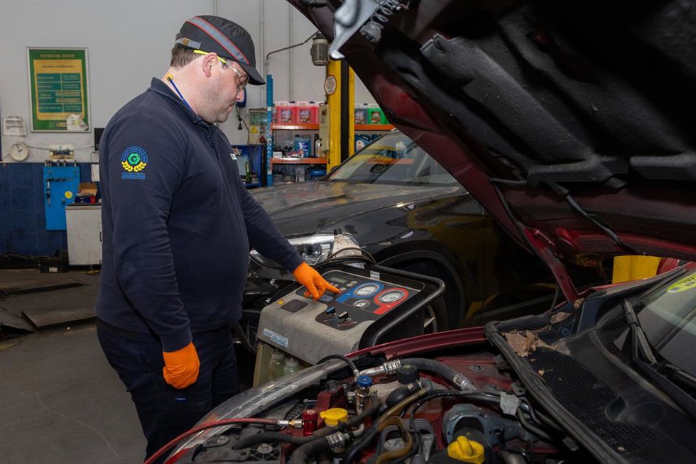 Archivo - Conducir con más de 35 grados en el interior de un coche eleva un 25% el riesgo de accidente
