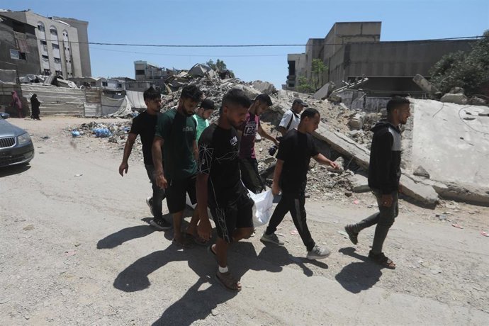 Palestinos trasladan el cuerpo de un muerto a causade un bombardeo lanzado el 28 de juni de 2026 por el Ejército de Israel contra Beit Lahia, en el centro de la Franja de Gaza, pese al acuerdo de alto el fuego pactado en octubre de 2025 (archivo)