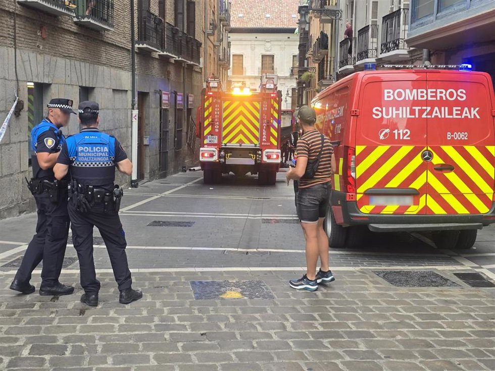 Servicios de emergencias y policía trabajan en la zona del accidente en la calle Navarrería de Pamplona.