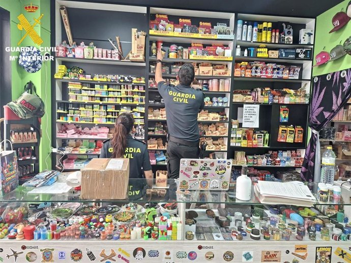 Guardia Civil se incauta de una gran cantidad de sustancias estupefacientes que se comercializaban en locales abiertos al público y en una máquina expendedora.
