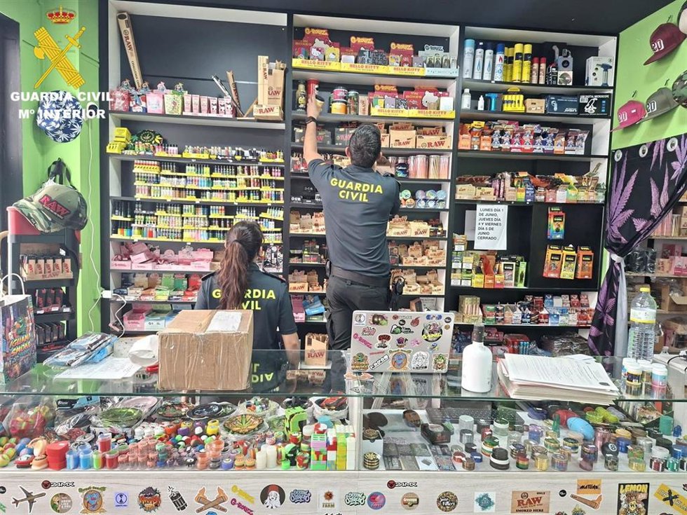 Guardia Civil se incauta de una gran cantidad de sustancias estupefacientes que se comercializaban en locales abiertos al público y en una máquina expendedora.