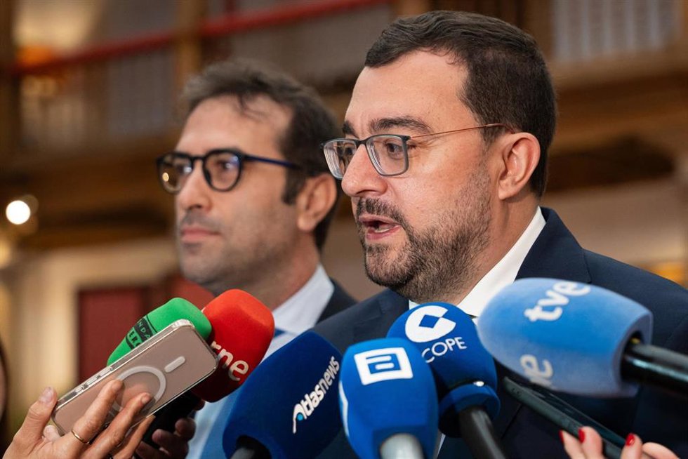 El presidente del Principado de Asturias, Adrián Barbón, y el vicepresidente del Gobierno y ministro de Economía, Carlos Cuerpo, durante la LXVI Reunión Ordinaria de la Asamblea de Gobernadores del Banco Centroamericano de Integración Económica (BCIE), en